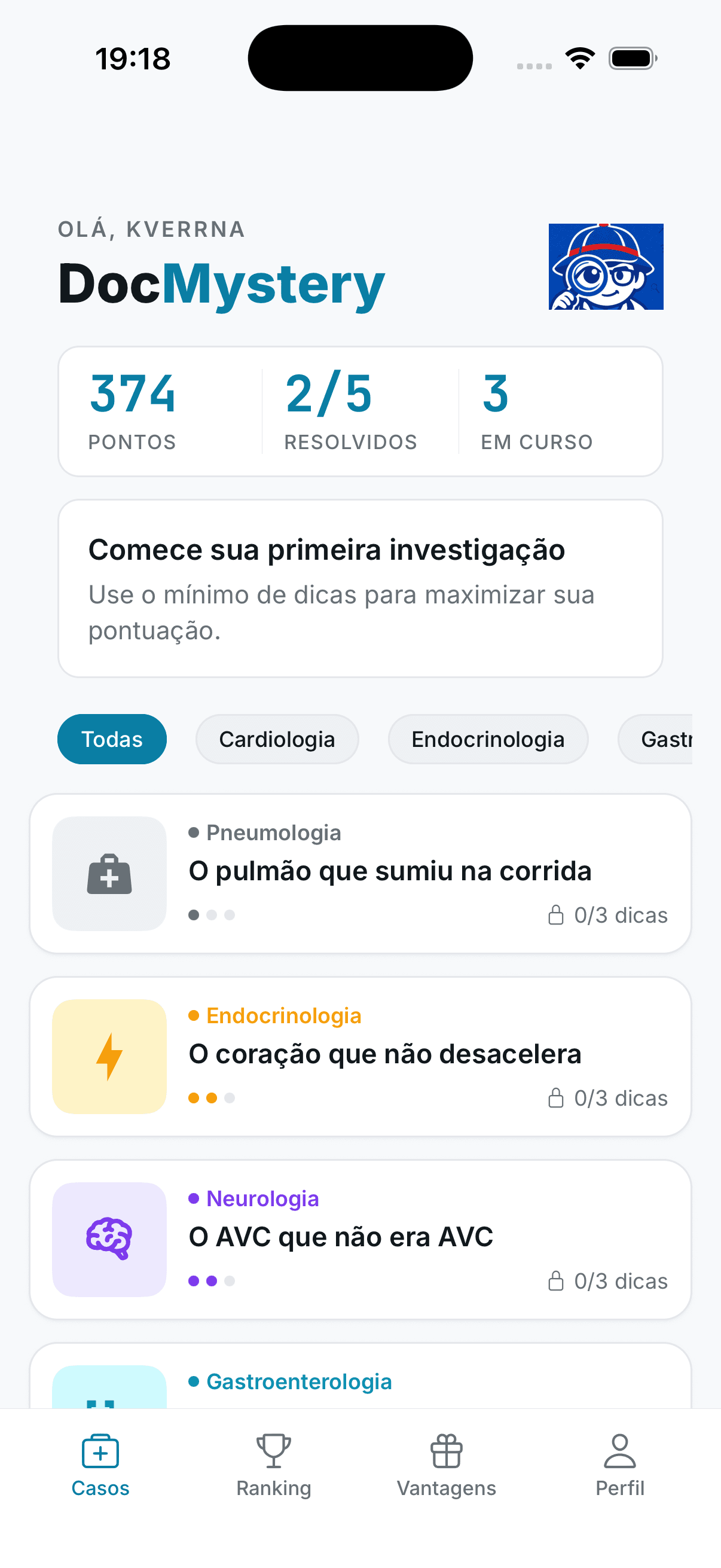 Tela inicial do app mobile — saudação, pontuação e catálogo de casos por especialidade.